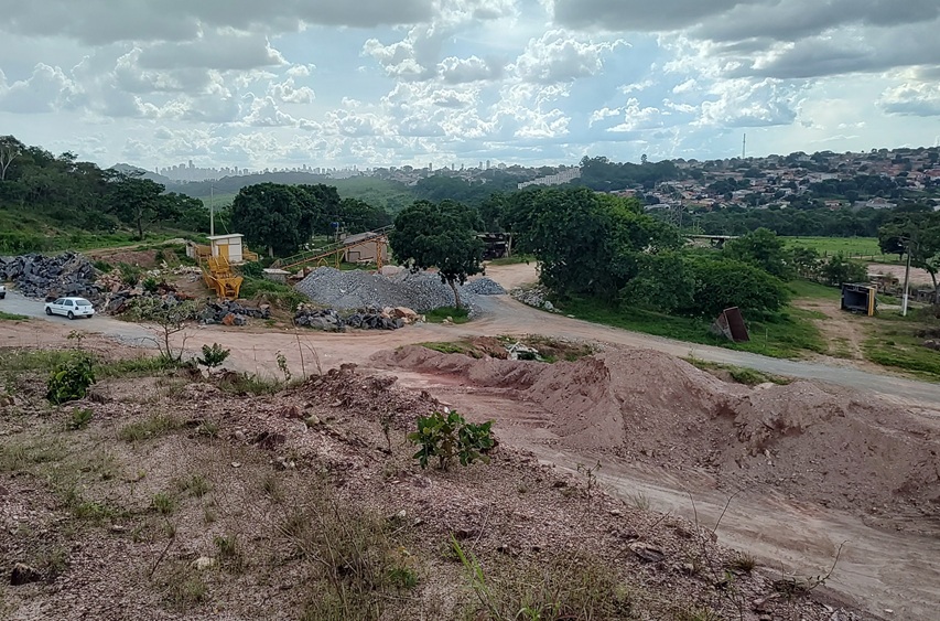 Frente de lavra de rochas e blocos de extração