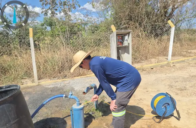 Técnico da Solis acompanhando o teste de bombeamento de um poço tubular em Goiás